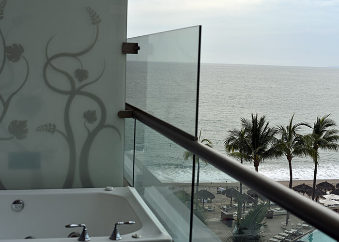 glass-railing-on-balcony-at-beach