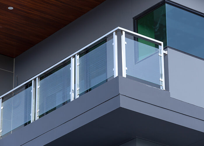 glass-railing-on-balcony-modern-apt