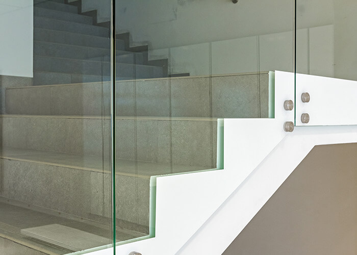 glass-railing-on-stairs