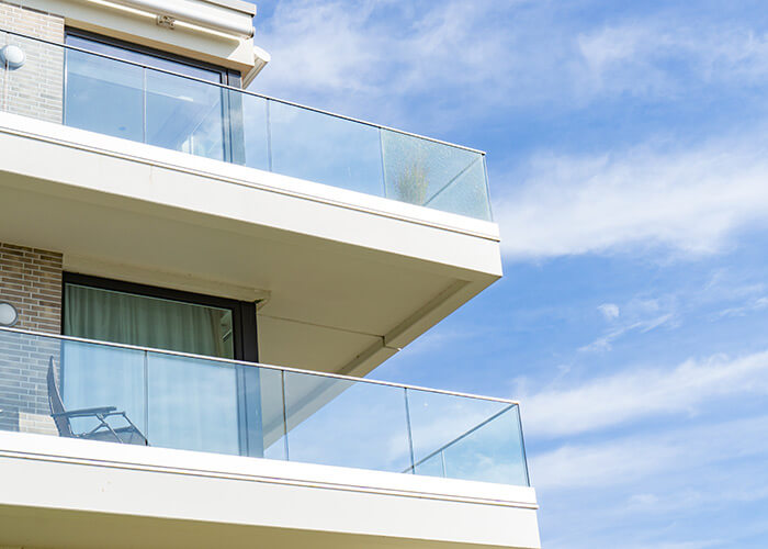 glass-railling-on-balcony-multi-family